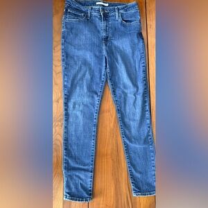 Levi’s 721 High Rise Skinny Jeans size 29x28 medium wash